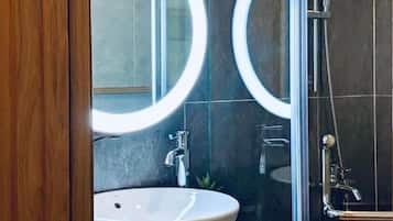 Deluxe Room | Bathroom | Shower, rainfall showerhead, free toiletries, hair dryer
