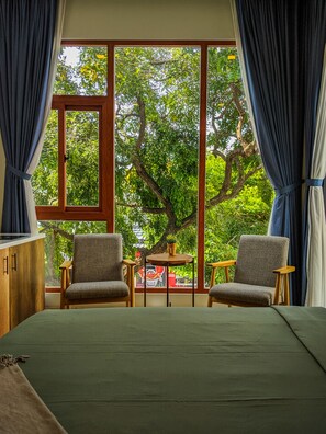 King Bed Studio | Living area