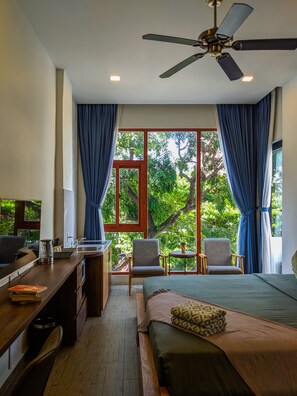 Studio – deluxe, 1 kingsize-seng | Minibar, blendingsgardiner, wi-fi (inkludert) og individuelt dekorert