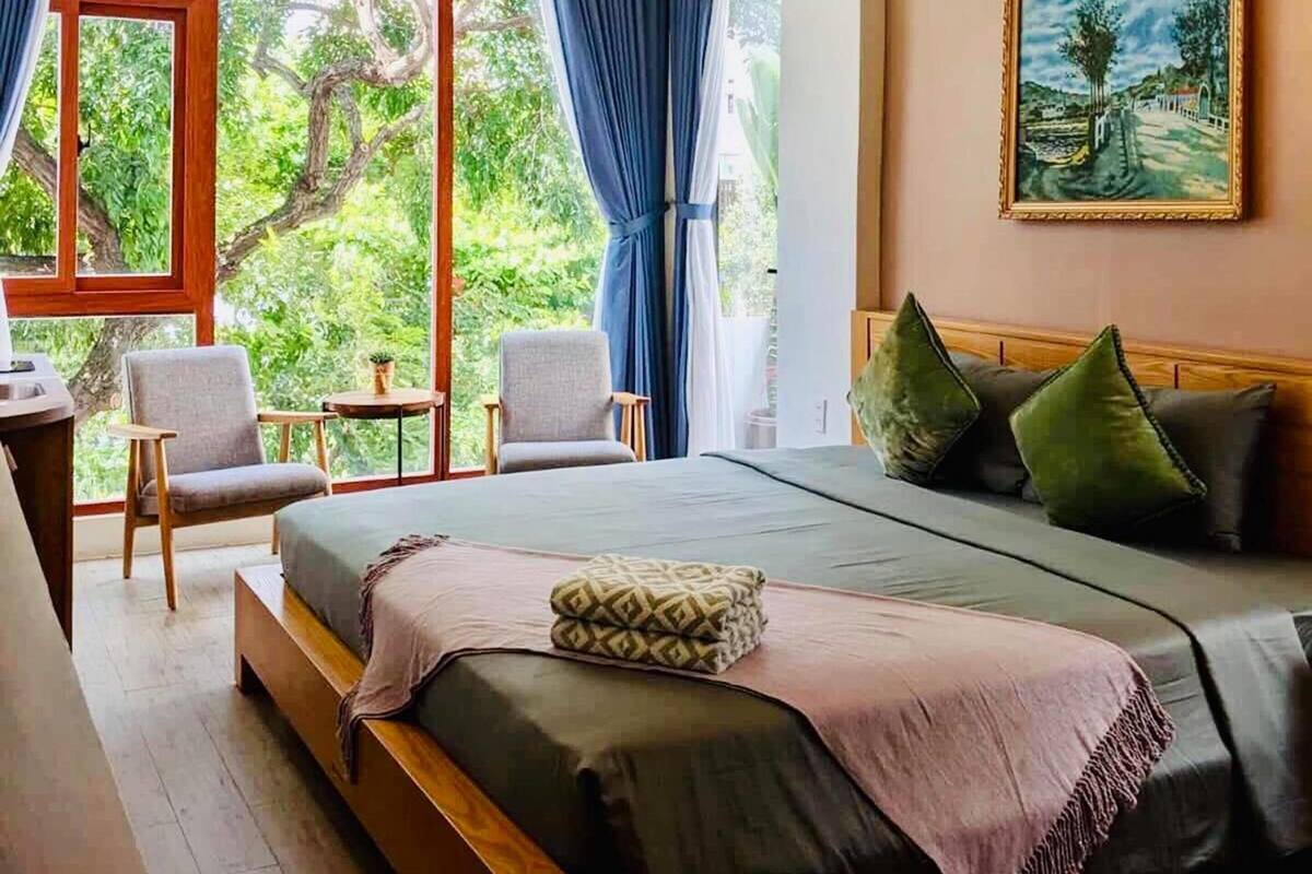 Estudio Deluxe, 1 cama de matrimonio grande | Zona de estar | Televisión de pantalla plana de 50 pulgadas con canales premium