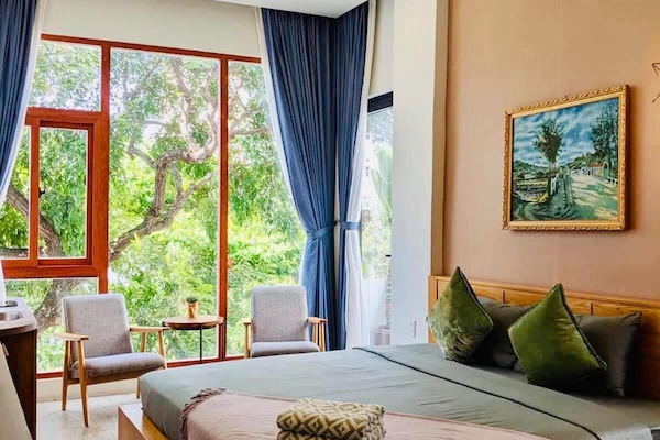 King Bed Studio | Living area | 50-inch flat-screen TV with premium TV channels, TV