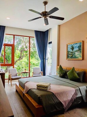 King Bed Studio | Living area