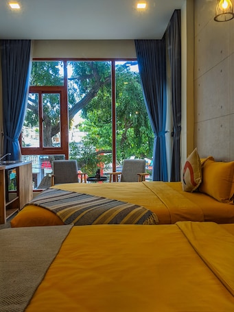 Deluxe Family Studio | Minibar, individually decorated, individually furnished, blackout drapes