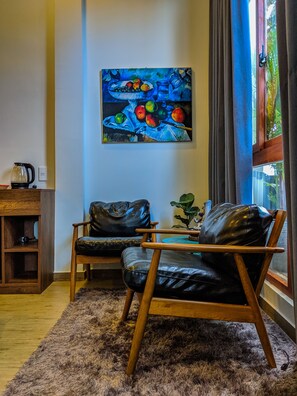 Habitació de luxe (Family) | Sala d'estar | Televisor de pantalla plana de 50 polzades amb canals prèmium