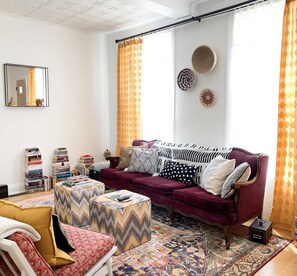 TV, books - Pierce Place in Downtown-Midtown Omaha (Omaha)
