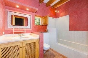 Baignoire, sèche-cheveux, serviettes fournies