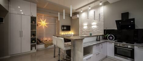 Kühlschrank, Mikrowelle, Ofen, Herdplatte