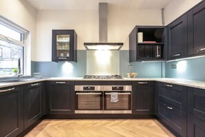 Mikrobølgeovn, ovn, kokeplater og oppvaskmaskin