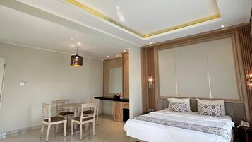 Escritorio, cortinas blackout, wifi gratis y ropa de cama