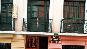 Un edificio con un letrero que indica que es un albergue.