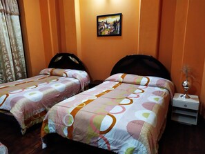 Quarto família, sacada | Wi-Fi de cortesia, roupa de cama