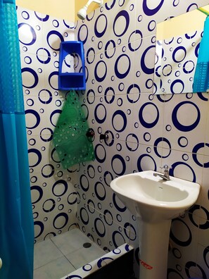 Camera familiare, balcone | Bagno | Doccia, asciugamani