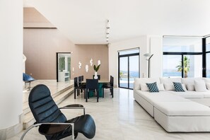 Smart-TV, Kamin, Tischtennisplatte, BĂŒcher