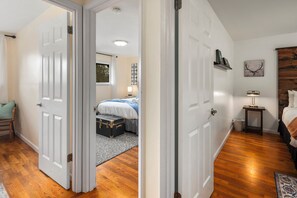 4 slaapkamers, een bureau, een strijkplank/strijkijzer, gratis wifi