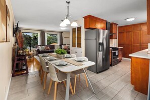 Een koelkast, een microgolfoven, een oven, een kookplaat