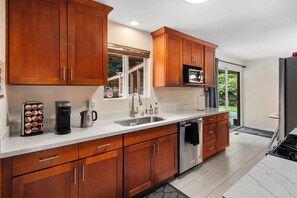 Een koelkast, een microgolfoven, een oven, een kookplaat