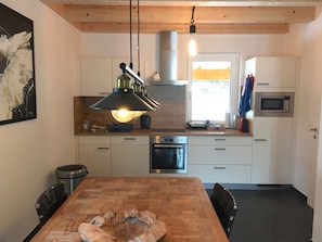 Réfrigérateur, four à micro-ondes, un four, surface de cuisson