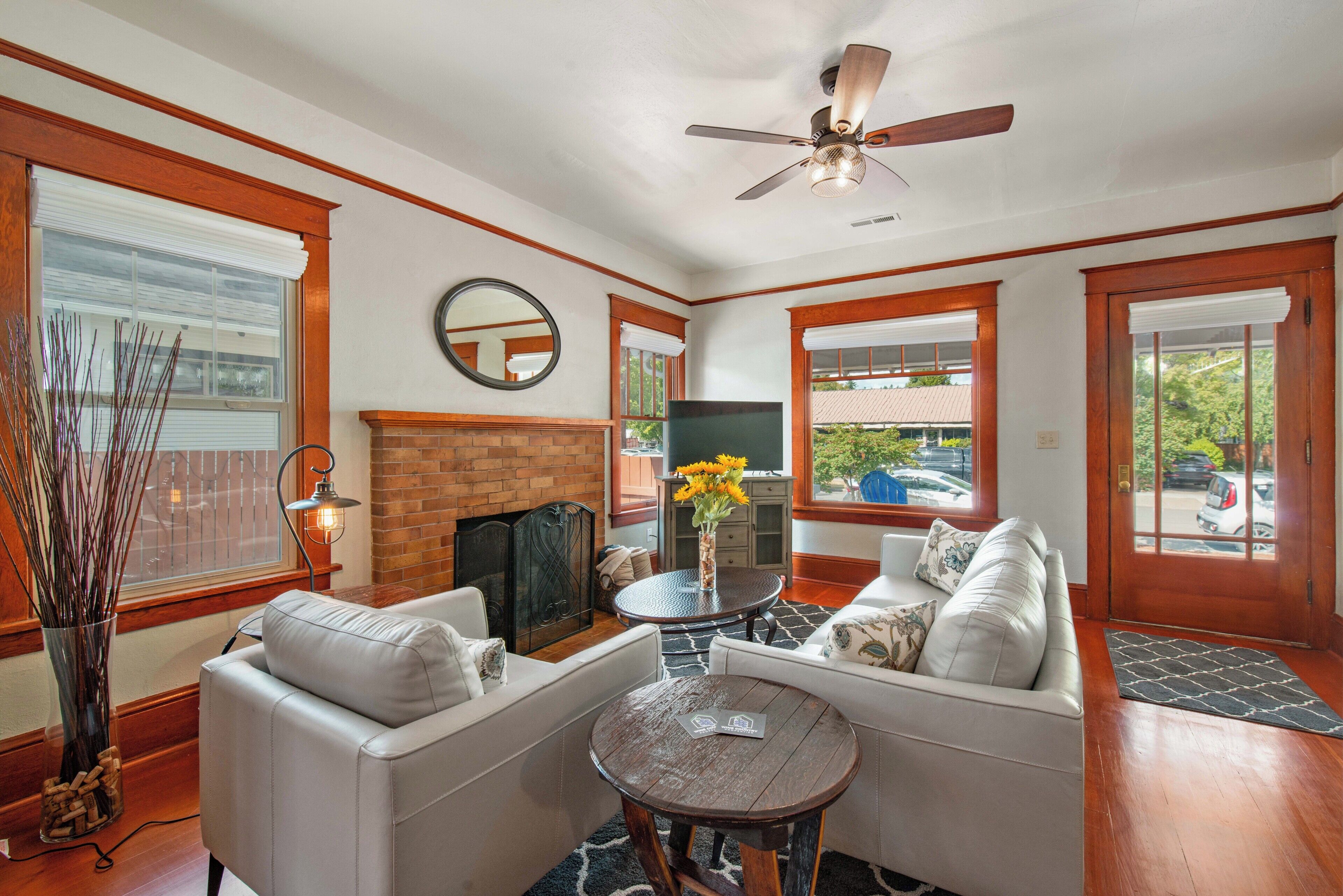 TV connectée, cheminée, livres