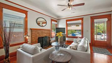 TV connectée, cheminée, livres