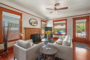 Älytelevisio, takka, kirjoja