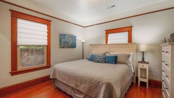 2 chambres, coffres-forts dans les chambres, fer et planche à repasser