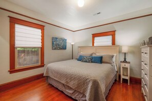 2 makuuhuonetta, tallelokero huoneessa, silitysrauta/-lauta