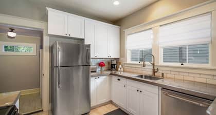 Bungalow Cowls, recientemente renovado, el centro histórico de McMinnville, mediados de semana $ 150 / N