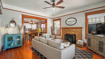 TV connectée, cheminée, livres