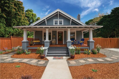 Historic 1910 Bungalow & Carriage House • Dog Friendly • 1 Block to Wine & Dine