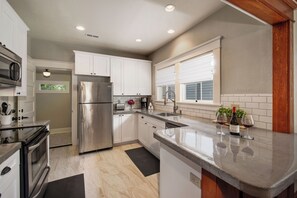 Jääkaappi, mikroaaltouuni, uuni, liesi