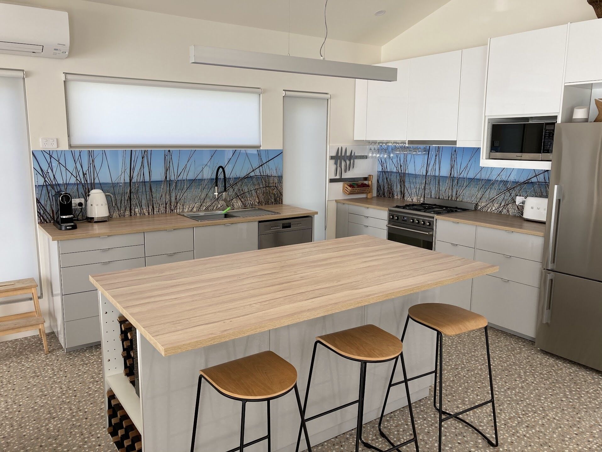 冷蔵庫、電子レンジ、  オーブン、コンロ