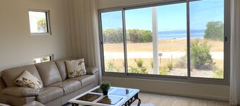 Luxury 4 bedroom 4 bathroom Beach Front Home Free WiFi views to Kingscote
