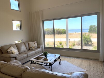 Luxury 4 bedroom 4 bathroom Beach Front Home Free WiFi views to Kingscote