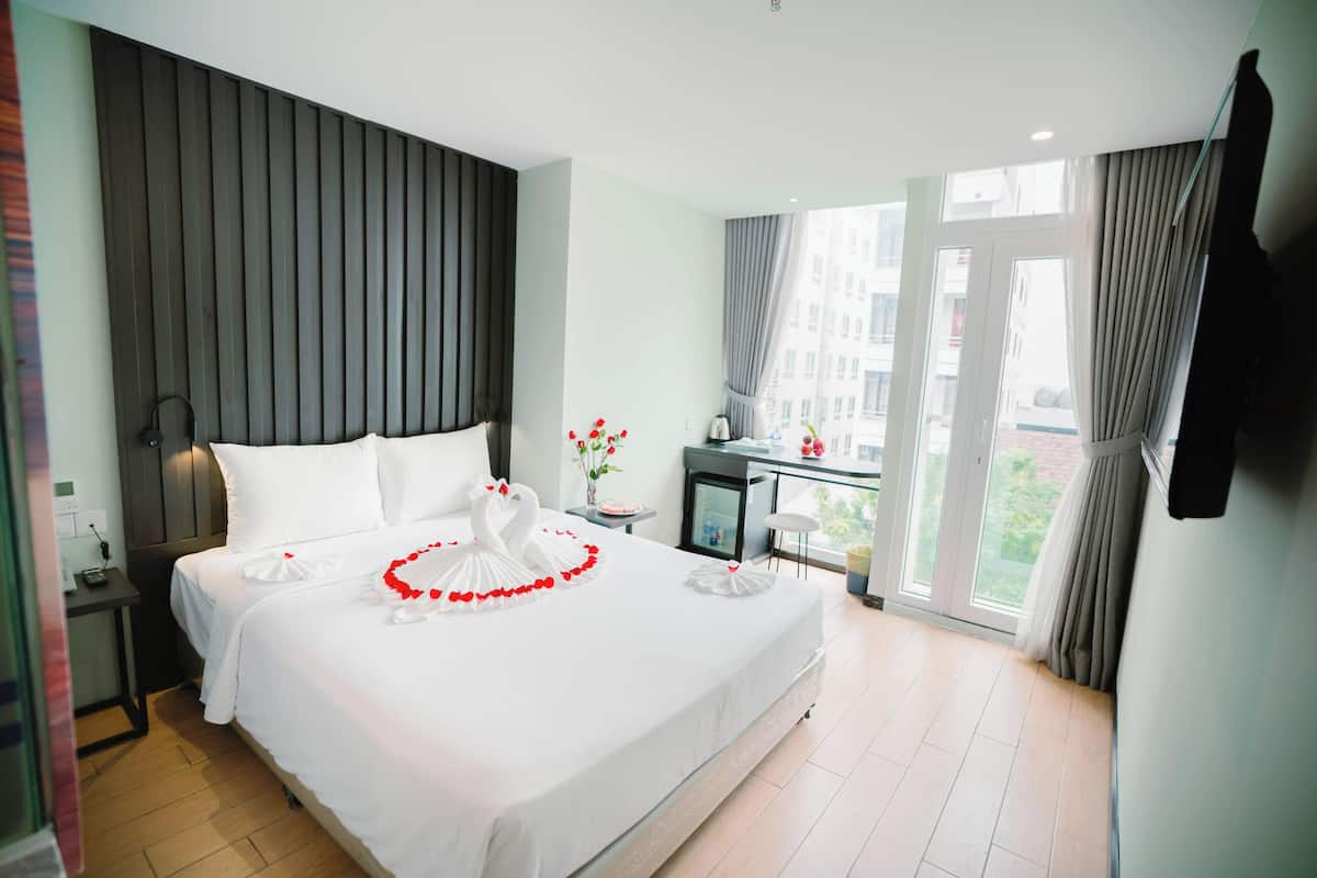 Chambre Double Deluxe, balcon, vue ville | Minibar, coffres-forts dans les chambres, bureau