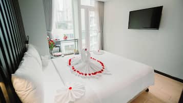 Deluxe Double Room, Balcony, City View | Bar mini, peti besi dalam bilik, meja, ruang kerja komputer riba