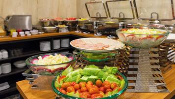 Frukost med lokala rätter varje dag (VND 100000 per person)