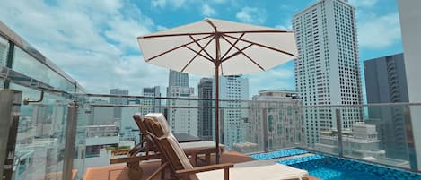 Piscine extérieure, chaises longues