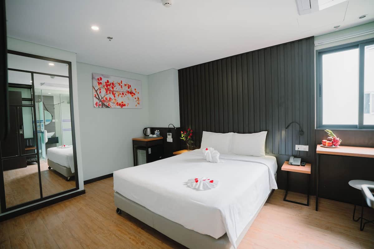 Superior Double Room | 1 bedroom, minibar, in-room safe, desk