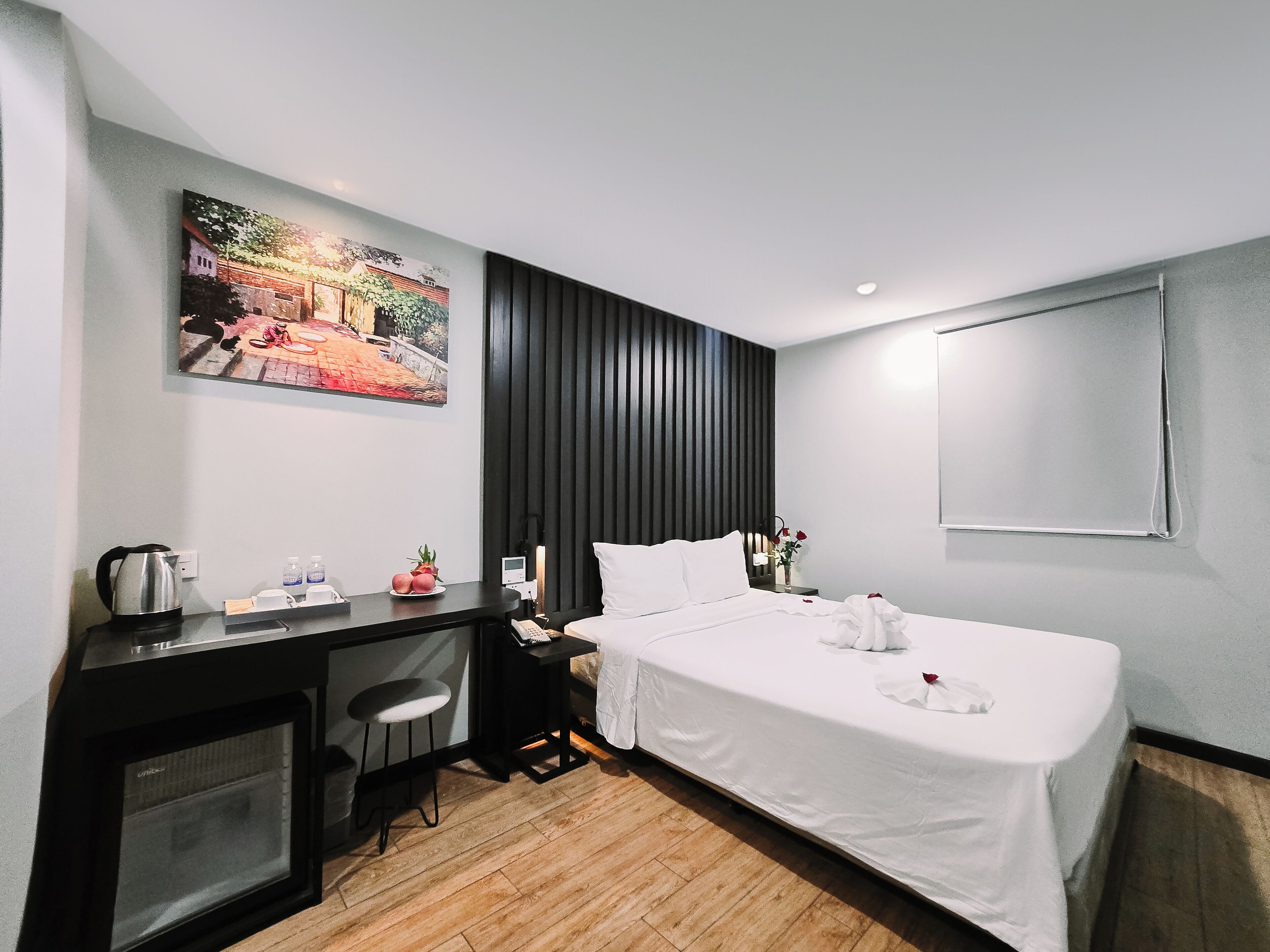 Standard Double Room | Minibar, in-room safe, desk, laptop workspace