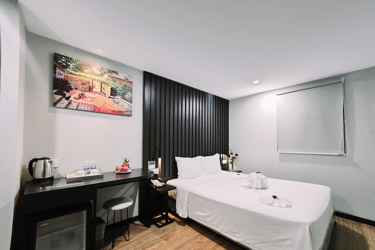 Standard Double Room | Minibar, in-room safe, desk, laptop workspace