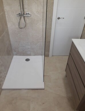 Secador de pelo y toallas