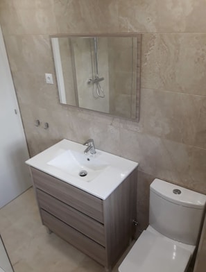 Sèche-cheveux, serviettes fournies