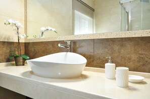 Tina con regadera, secadora de cabello, bidet, toallas