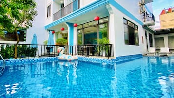 Piscina externa, espreguiçadeiras