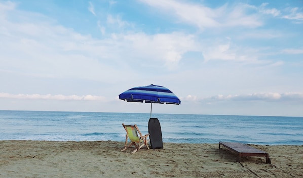 Beach nearby, free beach cabanas, sun-loungers, 3 beach bars