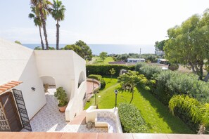 Property grounds - VILLA 30 meters from the SEA for 8/10 people (FONTANE BIANCHE)
