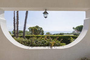 Property grounds - VILLA 30 meters from the SEA for 8/10 people (FONTANE BIANCHE)