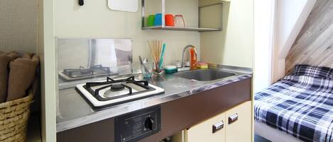 Standard-Doppelzimmer (Double Room) | Eigene Kochnische | Kühlschrank, Mikrowelle, Wasserkocher, Kochgeschirr/Geschirr/Besteck