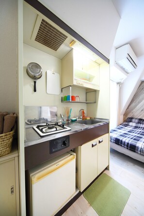 스탠다드 더블룸 (Double Room) | 전용 간이 주방 | 냉장고, 전자레인지, 전기 주전자, 조리 도구/접시/주방 기구