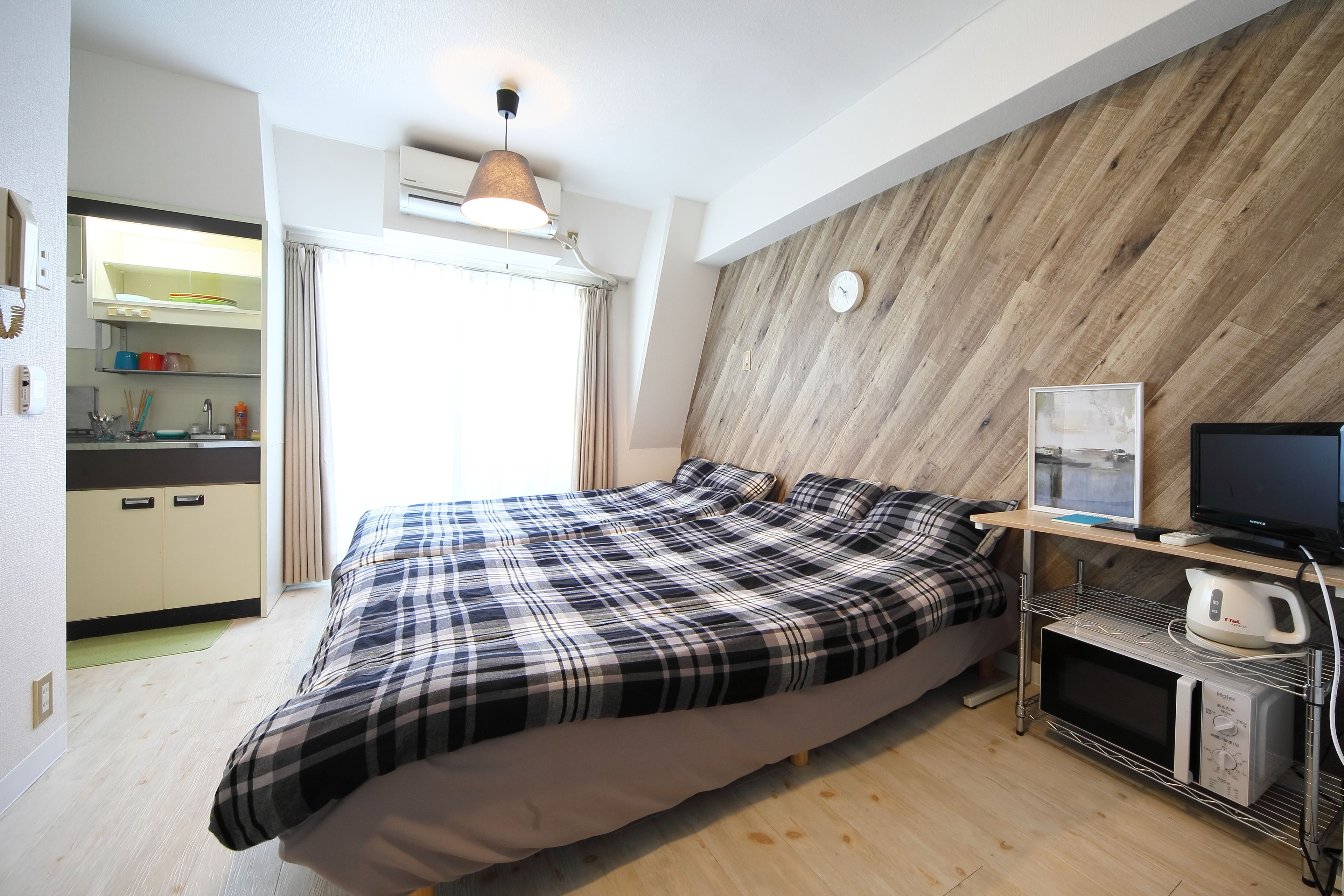 4c Standard Double Room | Living area | Flat-screen TV